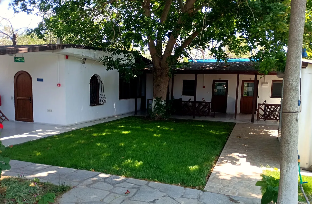 Chiyanno's Inn çimenli iç bahçe ve odalar