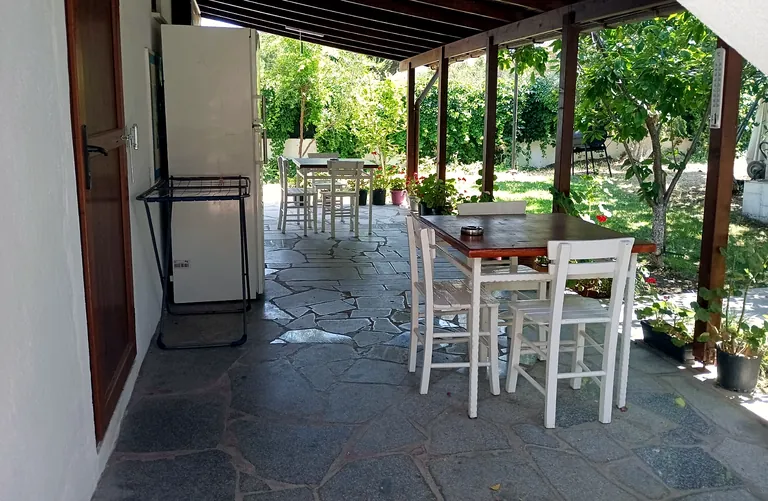 Gölgeli ortak teras ve oturma alanı